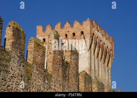 Este est une commune italienne de la Province de Padoue, dans la région de Vénétie en Italie du nord. Les murs de la Carrare château, il construit autour de 1339 sur les cendres du château Estense. Les murs forment un polygone entouré de tours à intervalles réguliers. Aujourd'hui l'intérieur du château est utilisé comme un jardin. Banque D'Images