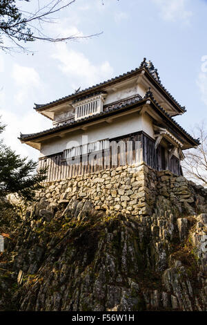 Le Japon, Takahashi. Bitchu Matsuyama Castle. Le Niju yagura, tour à deux niveaux, construit en haut d'un promontoire rocheux naturel avec des pierres étapes menant à l'arrière. Banque D'Images