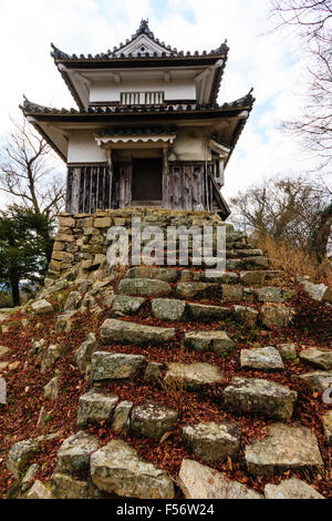 Le Japon, Takahashi. Bitchu Matsuyama Castle. Le Niju yagura, tour à deux niveaux, construit en haut d'un promontoire rocheux naturel avec des pierres étapes menant à l'arrière. Banque D'Images