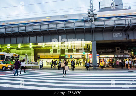 La gare de JR Shimbashi, Minato-Ku, Tokyo, Japon Banque D'Images