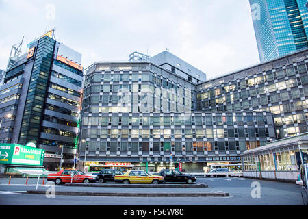 Ekimae Shimbashi Building,la gare de Shimbashi, Minato-Ku, Tokyo, Japon Banque D'Images