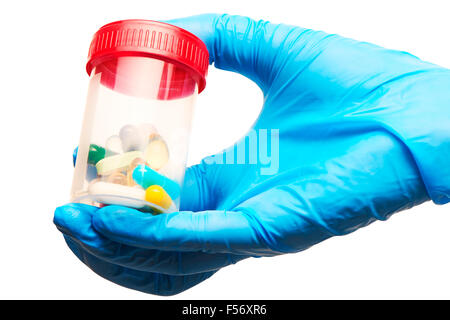 Close up de la main du médecin en bleu les gants chirurgicaux stériles stérile en plastique transparent holding specimen collection conta Banque D'Images