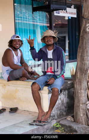 PENIDA ISLAND, INDONÉSIE - JUIN 29,2015 : hommes hindous reposant sur la rue du marché, le village de Toyapakeh, Nusa Penida, Bali le 29 juin. 2015 Banque D'Images