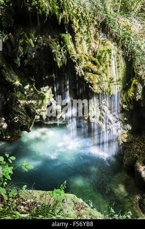 Très belle cascade dans la montagne de Navarre en Espagne. Endroit incroyable, nous montrant la vigueur et la beauté de la nature. Banque D'Images