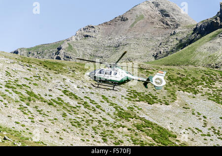 Patrulling du broyeur de Guardia civil sur la montagne en Espagne Banque D'Images