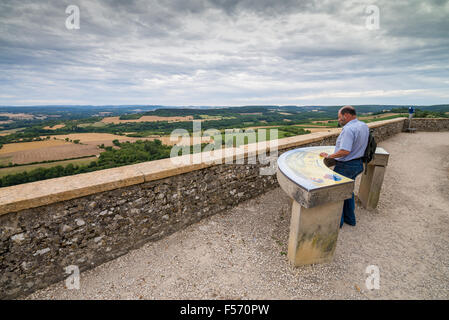 À la table d'orientation sur la terrasse à Vézelay, Bourgogne, France Banque D'Images