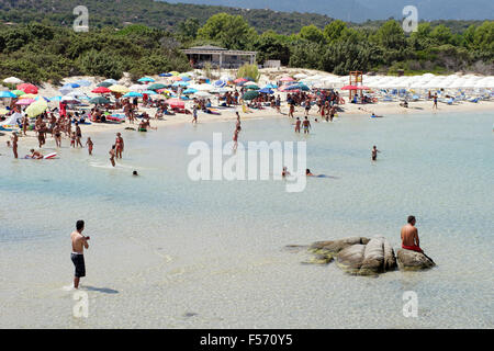 Costa Rei, Italie - 25 août : personnes non identifiées dans la plage appelé Scoglio di Peppino. Journée ensoleillée en été, de l'eau cristal lik Banque D'Images