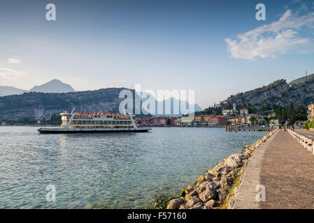 Traversée en ferry à Torbole Lac de Garde, Italie, l'Union européenne, l'Europe. Banque D'Images