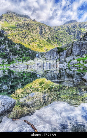 Belle rivière dans les Pyrénées avec de l'eau paisible. Les chevaliers du lac vu du barrage. Banque D'Images