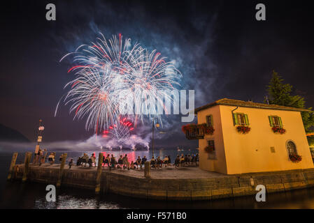 D'artifice au-dessus du village de Riva del Garda, Lac de Garde, Italie, Europe Banque D'Images