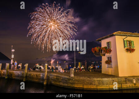 D'artifice au-dessus du village de Riva del Garda, Lac de Garde, Italie, Europe Banque D'Images