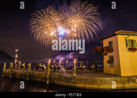 D'artifice au-dessus du village de Riva del Garda, Lac de Garde, Italie, Europe Banque D'Images