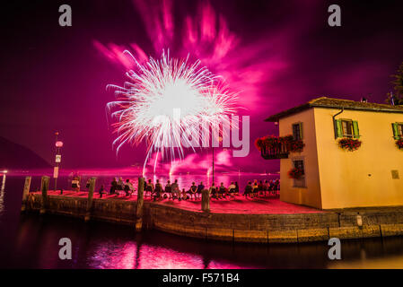 D'artifice au-dessus du village de Riva del Garda, Lac de Garde, Italie, Europe Banque D'Images