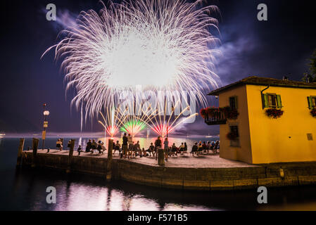 D'artifice au-dessus du village de Riva del Garda, Lac de Garde, Italie, Europe Banque D'Images