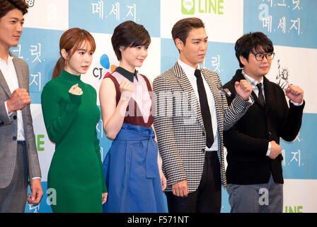 Lee Yoo In-Na Jae-Yoon,, Juri Ueno, T.O.P (Big Bang) et Kim Kang-hyun : Oct 28, 2015 : (L-R) acteur sud-coréen Lee Yoo In-Na Jae-Yoon, actrees, actrice japonaise Juri Ueno, acteur et chanteur sud-coréen T.O.P et acteur sud-coréen Kim Kang-hyun posent au cours d'une présentation presse de nouveau drame 'Secret' à Séoul, Corée du Sud. Message 'Secret' est un Korean-Japanese site web série de fiction qui sera diffusée en ligne à partir de début novembre. © Lee Jae-Won/AFLO/Alamy Live News Banque D'Images