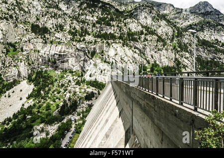 Belle rivière dans les Pyrénées avec cristal de l'eau claire. Banque D'Images