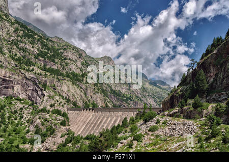 Belle rivière dans les Pyrénées avec cristal de l'eau claire. Banque D'Images