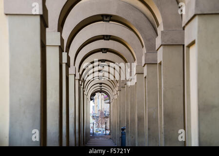 Arcades du corridor reliant l'Uffizi Vassari avec le Palais Pitti à Florence, Toscane, Italie Banque D'Images