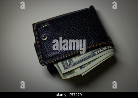 Les billets en euros qui sort d'un portefeuille en cuir noir Banque D'Images