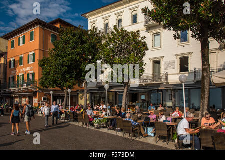 Terrasse d'un café restaurant à Malcesine, sur le lac de Garde, Vénétie, Italie Banque D'Images
