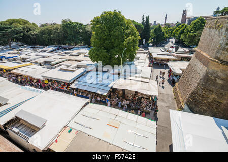 Les étals de marché , Siena, Toscane, Italie, Europe Banque D'Images