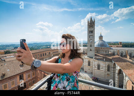 Les gens sur le point de vue près de la Cathédrale et son campanile, Sienne, Toscane, Italie Banque D'Images