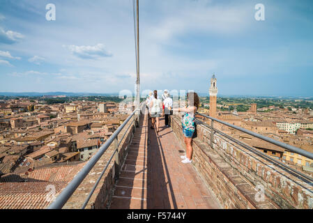 Les gens sur le point de vue près de la Cathédrale et son campanile, Sienne, Toscane, Italie Banque D'Images