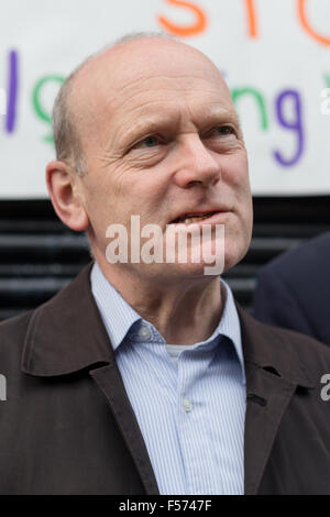 Londres, Royaume-Uni. 29 Oct, 2015. Maire de Tower Hamlets, John Biggs et groupe communautaire local, United est de démontrer à l'extérieur de la Jack l'Eventreur Museum in Cable Street, Shadwell, est de Londres ce matin. Les manifestants protestent contre l'ouverture du musée et aussi un prochain événement Halloween prévue pour ce week-end, où les visiteurs peuvent se faire photographier à l'intérieur du musée avec "Jack the Ripper", qui sera joué par le propriétaire du musée, Mark Palmer-Edgecumbe. Credit : Londres pix/Alamy Live News Banque D'Images