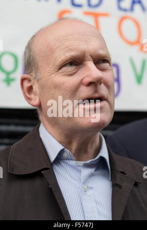 Londres, Royaume-Uni. 29 Oct, 2015. Maire de Tower Hamlets, John Biggs et groupe communautaire local, United est de démontrer à l'extérieur de la Jack l'Eventreur Museum in Cable Street, Shadwell, est de Londres ce matin. Les manifestants protestent contre l'ouverture du musée et aussi un prochain événement Halloween prévue pour ce week-end, où les visiteurs peuvent se faire photographier à l'intérieur du musée avec "Jack the Ripper", qui sera joué par le propriétaire du musée, Mark Palmer-Edgecumbe. Credit : Londres pix/Alamy Live News Banque D'Images