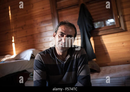 Ahmad Nazad, un réfugié de 36 ans à partir de la Syrie, à l'intérieur Pikpa camp, près de l'aéroport à Mytilène, Lesbos, où les bénévoles organisent un village de réfugiés traumatisés, le 28 octobre 2015. Ahmad a perdu trois de ses quatre enfants pendant la traversée de la frontière turque à Lesbos, Grèce, dans un bateau en bois. Leur bateau a été frappé par un bateau de la garde côtière grecque et a coulé. Photo : afp/Baltagiannis Socrates Banque D'Images