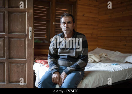 Ahmad Nazad, un réfugié de 36 ans à partir de la Syrie, à l'intérieur Pikpa camp, près de l'aéroport à Mytilène, Lesbos, où les bénévoles organisent un village de réfugiés traumatisés, le 28 octobre 2015. Ahmad a perdu trois de ses quatre enfants pendant la traversée de la frontière turque à Lesbos, Grèce, dans un bateau en bois. Leur bateau a été frappé par un bateau de la garde côtière grecque et a coulé. Photo : afp/Baltagiannis Socrates Banque D'Images