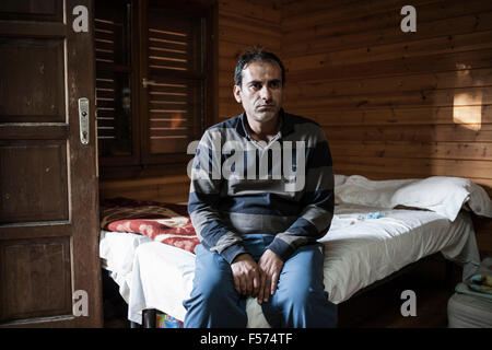 Ahmad Nazad, un réfugié de 36 ans à partir de la Syrie, à l'intérieur Pikpa camp, près de l'aéroport à Mytilène, Lesbos, où les bénévoles organisent un village de réfugiés traumatisés, le 28 octobre 2015. Ahmad a perdu trois de ses quatre enfants pendant la traversée de la frontière turque à Lesbos, Grèce, dans un bateau en bois. Leur bateau a été frappé par un bateau de la garde côtière grecque et a coulé. Photo : afp/Baltagiannis Socrates Banque D'Images