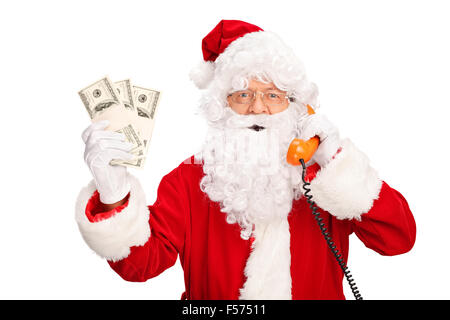 Le Père Noël au téléphone et la tenue de trois piles d'argent isolé sur fond blanc Banque D'Images