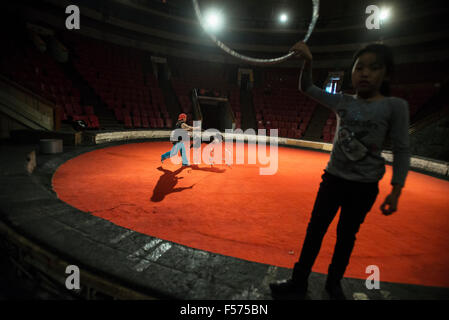 Shamyrova Dzhykara, dresseur de chiens, prépare à Bichkek performance cirque, Bichkek, Kirghizistan Banque D'Images