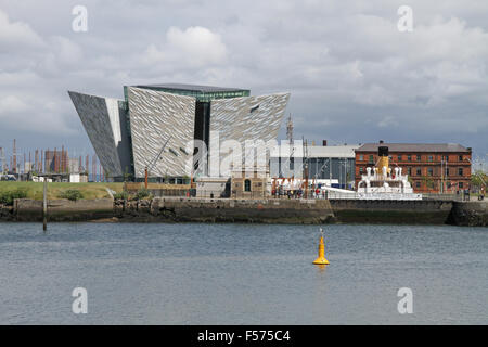 Le Titanic Visitors Center et SS Nomadic dans Belfast Titanic Quarter Banque D'Images