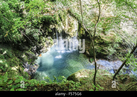 Très belle cascade dans la montagne de Navarre en Espagne. Endroit incroyable, nous montrant la vigueur et la beauté de la nature. T Banque D'Images