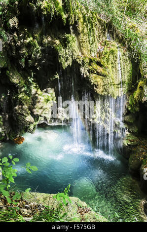 Très belle cascade dans la montagne de Navarre en Espagne. Endroit incroyable, nous montrant la vigueur et la beauté de la nature. T Banque D'Images