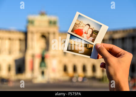 Instant Photos de couple heureux à la Hofburg à Vienne Banque D'Images