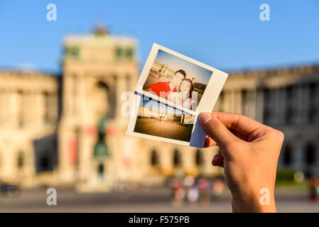 Instant Photos de couple heureux à la Hofburg à Vienne Banque D'Images