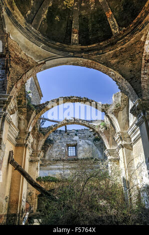 Ruines d'une église abandonnée Banque D'Images