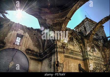 Ruines d'une église abandonnée Banque D'Images