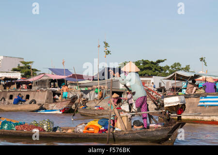 Vietnamienne avec une jambe à l'aviron pour les marchés flottants de Cai Rang acheter vendre des fruits, le bol de nourriture du Vietnam Banque D'Images