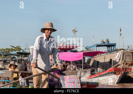 Homme vietnamien vendant des billets de loterie aux marchés flottants de Cai rang, Delta du Mékong, Vietnam, Asie Banque D'Images