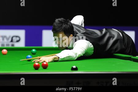 Daqing, province du Heilongjiang en Chine. 29 Oct, 2015. Marco Fu fait concurrence au cours du quart de finale contre David Gilbert au World Snooker 2015 Championnat International de Daqing, province de Heilongjiang, du nord-est de la Chine, le 29 octobre, 2015. Marco Fu a perdu 5-6. Credit : Wang Song/Xinhua/Alamy Live News Banque D'Images