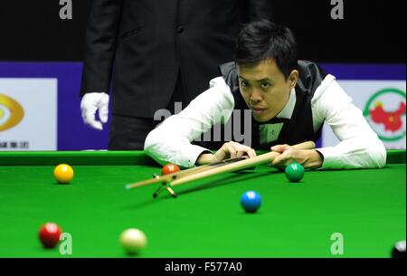 Daqing, province du Heilongjiang en Chine. 29 Oct, 2015. Marco Fu fait concurrence au cours du quart de finale contre David Gilbert au World Snooker 2015 Championnat International de Daqing, province de Heilongjiang, du nord-est de la Chine, le 29 octobre, 2015. Marco Fu a perdu 5-6. Credit : Wang Song/Xinhua/Alamy Live News Banque D'Images