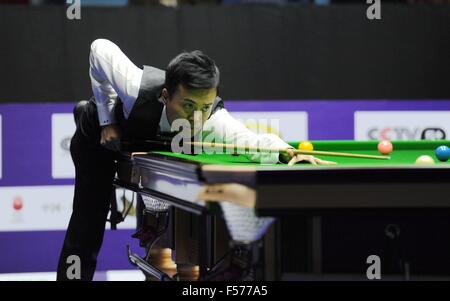 Daqing, province du Heilongjiang en Chine. 29 Oct, 2015. Marco Fu fait concurrence au cours du quart de finale contre David Gilbert au World Snooker 2015 Championnat International de Daqing, province de Heilongjiang, du nord-est de la Chine, le 29 octobre, 2015. Marco Fu a perdu 5-6. Credit : Wang Song/Xinhua/Alamy Live News Banque D'Images