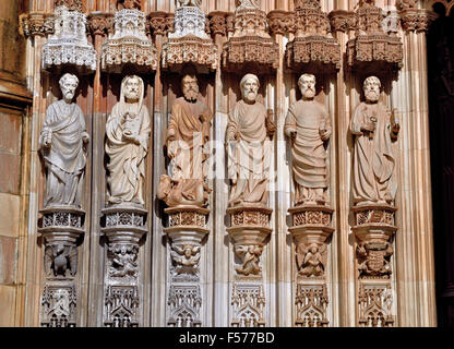 Portugal : apôtres dans l'entrée principale du monastère Santa Maria da Vitoria à Batalha Banque D'Images