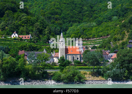 Église du Village sur les rives du Danube près de Durnstein, vallée de la Wachau, Basse Autriche. Banque D'Images