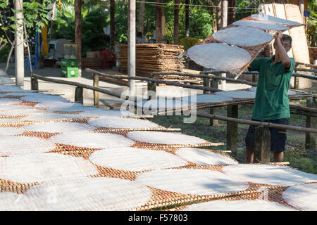 Nouilles de riz de l'Hoai Sau usine , Can Tho, Delta du Mékong, populaire avec des excursions touristiques à voir riz nouilles faites,Vietnam Banque D'Images