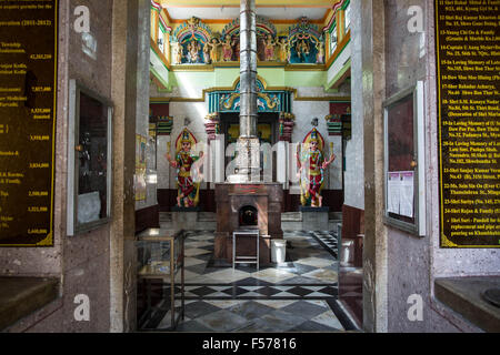 Yangon, Yangon, Myanmar. 29 Oct, 2015. Entrée de la Sri Kaali Amman Temple Hindou à Yangon le 29 octobre 2015.L'hindouisme au Myanmar est pratiqué par 2  % de la population, qui est d'environ 840 000 personnes.La plupart des hindous au Myanmar sont Indiens birmans. Crédit : Guillaume Payen/ZUMA/Alamy Fil Live News Banque D'Images